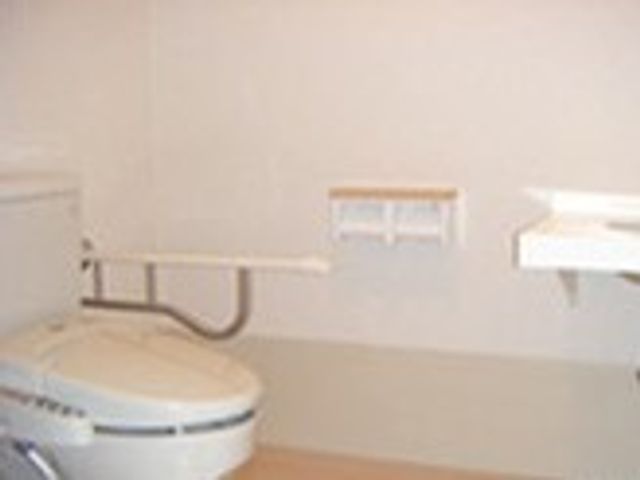 落ち着いたトイレ トイレ 手すりが設置されたトイレは、安全で安心してご利用いただけます。清潔で明るい空間です。