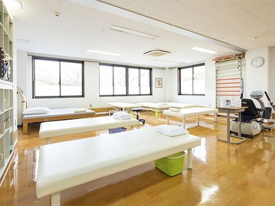 機能訓練室のベッドと器具  