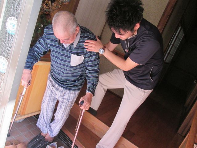 親身なサポートの様子 エントランス 親しみやすいスタッフが、利用者を優しくサポートしています。このような支援で安心です。