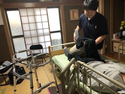 介護士が入居者をサポートする居室