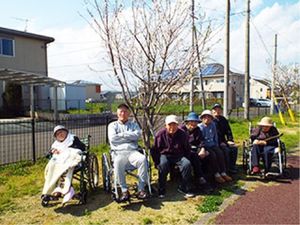 中庭で憩う人々