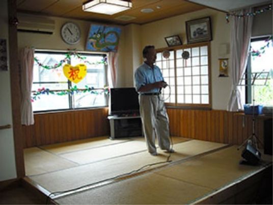和室で立つ男性