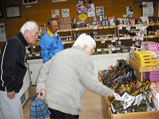 利用者が買い物する様子