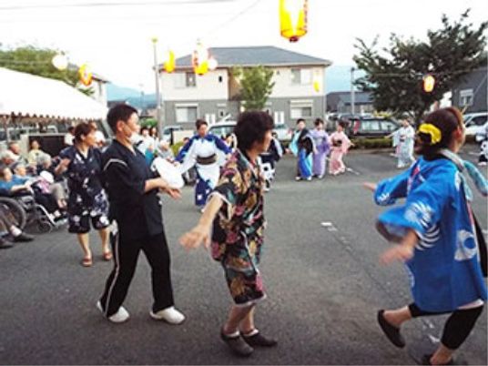 夕暮れ時の盆踊りイベント