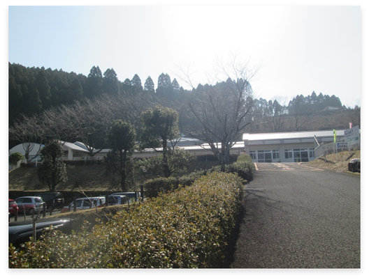 建物へ続く外観  