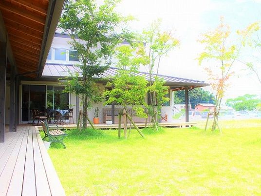 緑の庭のテラス  