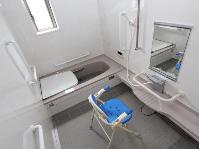 バリアフリー設計の浴室 浴室 手すりや座面が整った安全配慮のある浴室です。安心してご利用いただける環境が整っています。