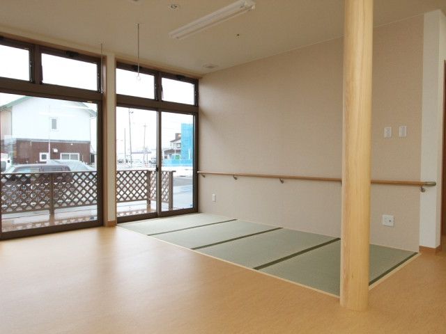 和室の静かな雰囲気 和室 手すりが設置された落ち着いた和室です。畳の感触を楽しみながら、ゆったりと過ごせる空間があります。