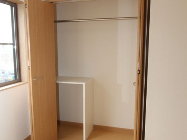 居室のクローゼットスペース 居室 広々とした居室には、整理整頓しやすいクローゼットが完備されており、快適な生活空間をお約束します。