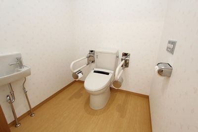 手すり付きのトイレ