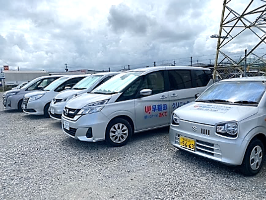 送迎車が並ぶ駐車場  