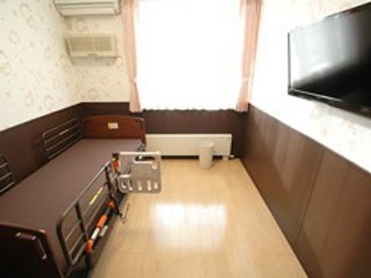 居室のベッドとテレビ