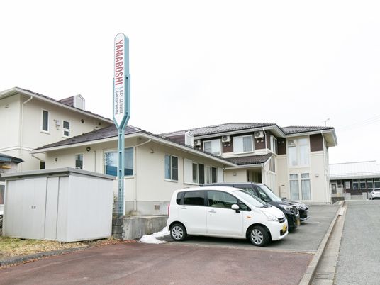 ゆとりある駐車場の外観