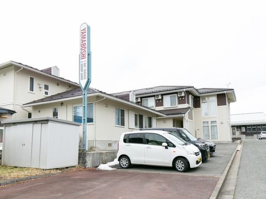 ゆとりある駐車場の外観