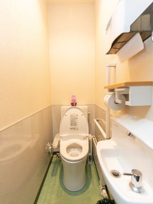 手すり付き清潔なトイレ