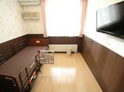 ベッドとテレビのある居室