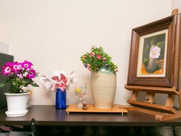 花と絵の装飾がある棚