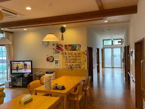 明るい食堂と廊下  