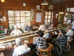落ち着いた食事の空間