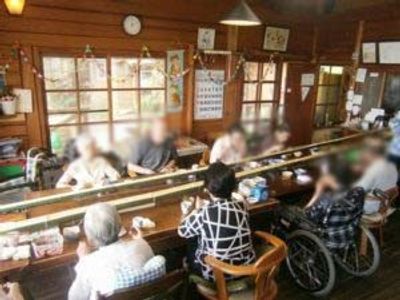 落ち着いた食事の空間