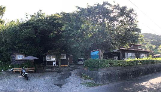緑豊かな建物の外観
