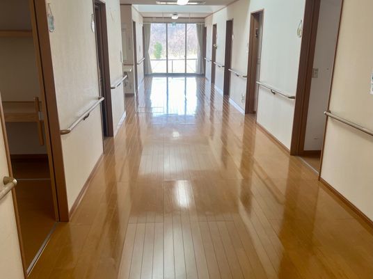 手すり付き廊下  