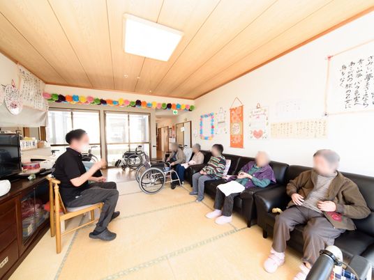 和室で過ごす人々