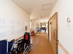 廊下と掲示物の様子