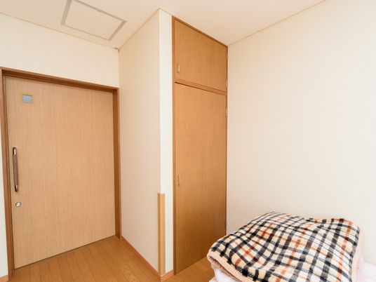 居室の一角とベッド