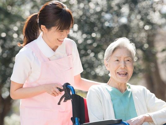 笑顔で介助するスタッフ、中庭