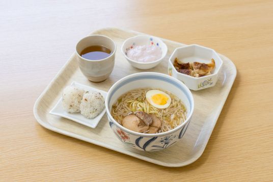 食事トレイの料理