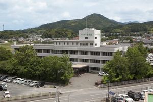 緑に囲まれた建物外観