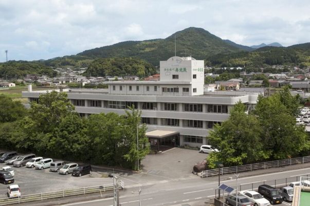 緑に囲まれた建物外観