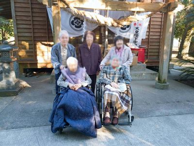 庭園でくつろぐ様子