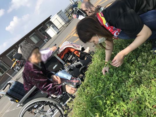 車椅子利用の様子庭