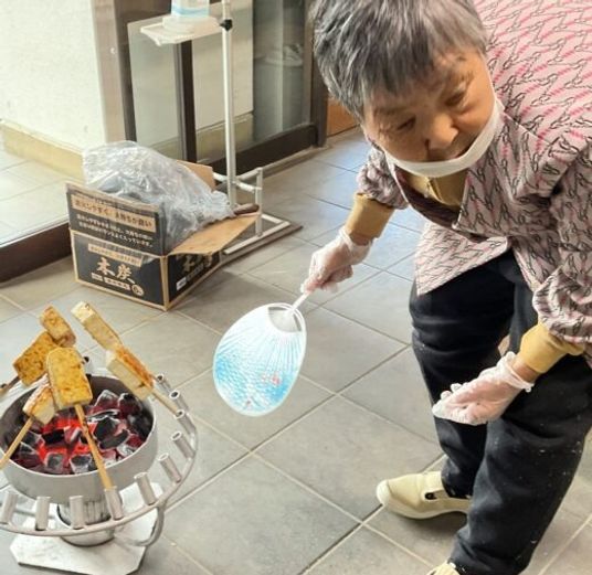 炭火で料理を楽しむ様子
