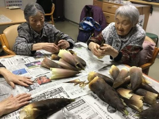 高齢者が料理を準備中の室内