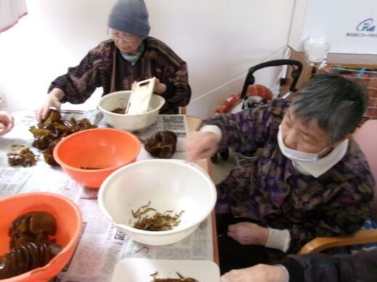 テーブルで作業中の様子