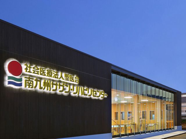 明るい施設の外観 外観 広々とした窓から自然光が差し込み、温かみのある雰囲気が感じられます。