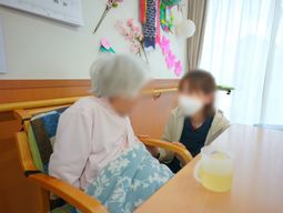 居室での対話シーン