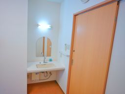 明るい洗面台と扉