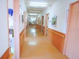 明るい廊下の風景