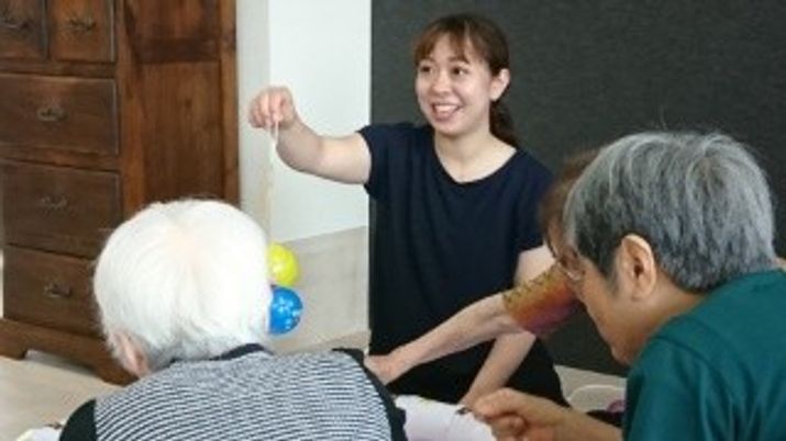 笑顔の交流がある様子