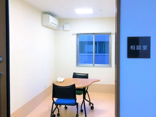 相談室の室内 内観 自然光が入る明るい部屋で、静かな環境が整っています。相談事に専念できる空間です。