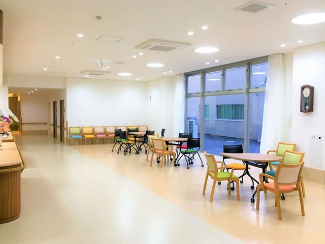 明るい空間のラウンジ ラウンジ 広々とした明るい空間で、窓から自然光が差し込みます。快適な椅子が用意されており、リラックスできます。