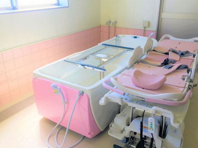 入浴設備の浴室 浴室 使いやすく設計された入浴設備で、快適なケアが可能です。清潔感のある空間が魅力です。