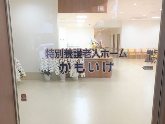 正面玄関 エントランス 誰でも安心して出入りできる開放的なエントランスです。シンプルで清潔感のある空間が迎えてくれます。