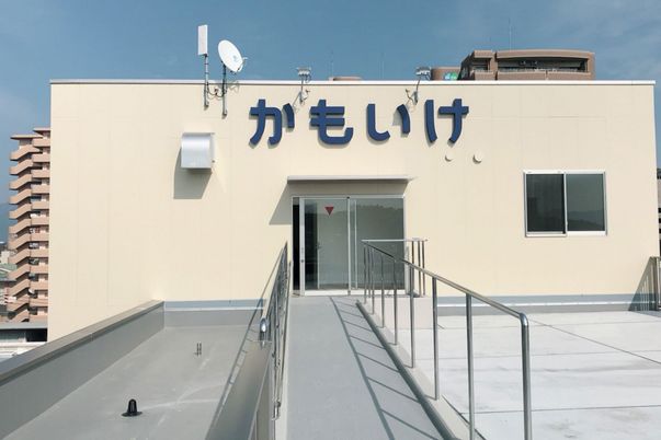 明るい屋上の出入口