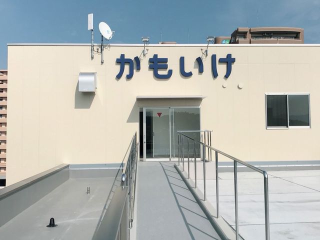 明るい屋上の出入口 外観 広々とした屋上にある出入口です。日差しを浴びながら、リフレッシュするのに最適な空間です。