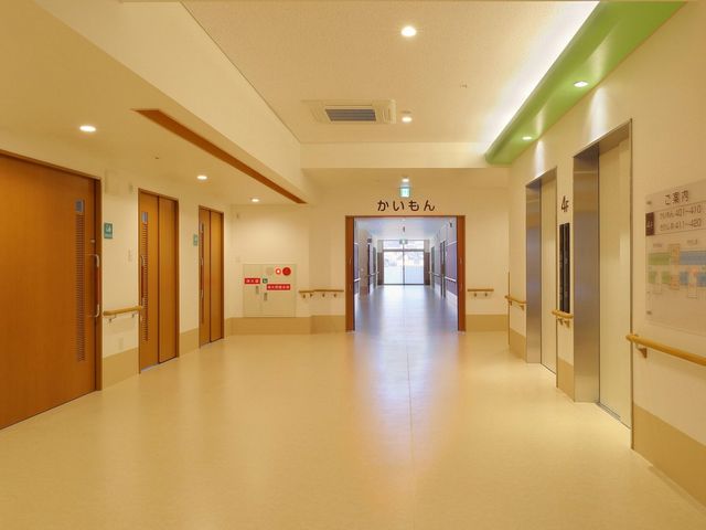 明るく広い廊下 廊下 自然光が差し込む明るい廊下です。移動しやすい広々とした設計になっています。